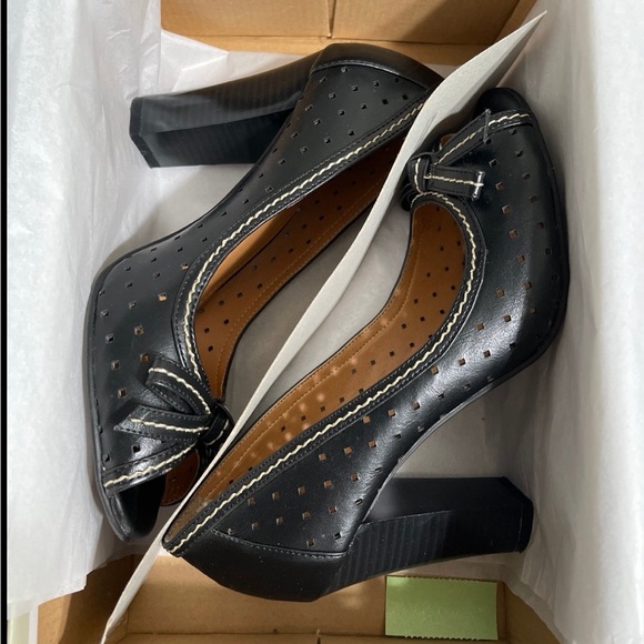 Women’s Shoes - Picture 1 of 10